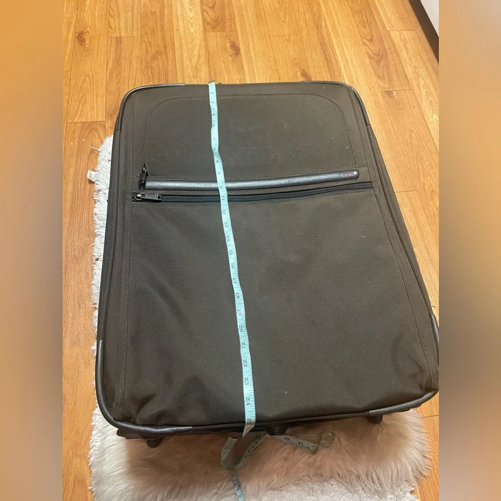 Tumi G4 22904B4 wheeled travel luggage